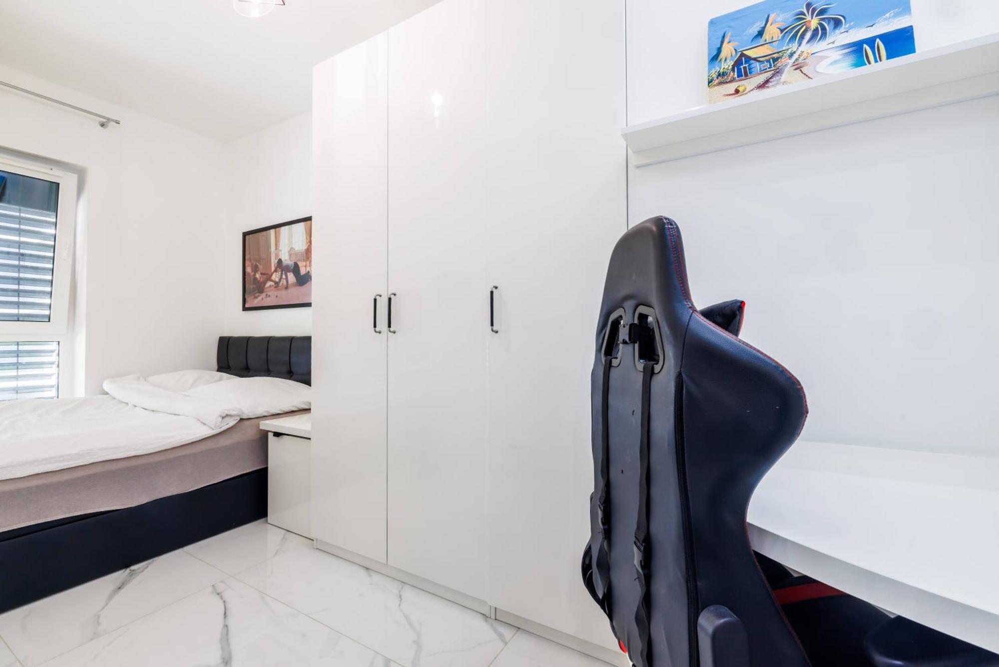 Luxury Apartment With Spa Bath- City Centre, Free Parking Жешов Екстериор снимка
